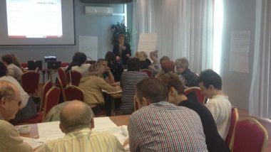 Trenerka i uczestnicy przy pracy