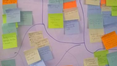 Kolorowe karteczki post it z oczekiwaniami uczestników