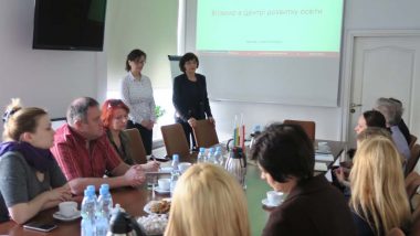 Wicedyrektor ORE Beata Jancarz-Łanczkowska i Marina Warsimaszwili wygłaszaja prezentację wstępną