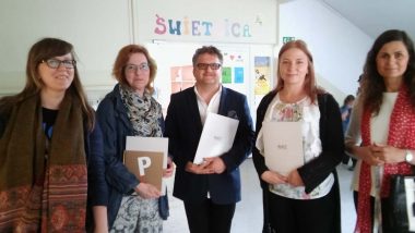 Goście z Estonii i Dyrekcja Szkoły Podstawowej w Łajskach