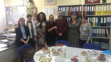 Wspólne zdjęcie uczestników wizyty studyjnej z Dyrektorem SP nr 103 w Warszawie Danutą Kozakiewicz