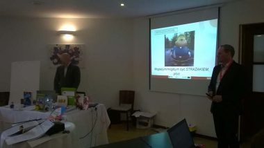 Prowadzacy przedstawia tematyke