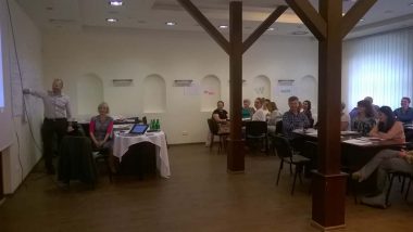 Uczestnicy i trenerzy w trakcie szkolenia