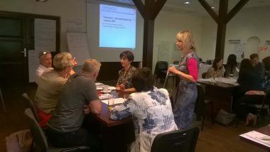 Prowadząca wyjaśnia grupie polecenie do ćwiczenia