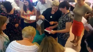 Uczestnicy w trakcie ćwiczenia aktywizującego