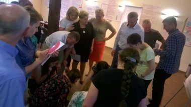 Uczestnicy w trakcie ćwiczenia aktywizującego