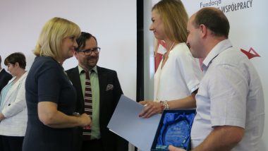 Dyrektor ORE wręcza wyróżnienie Magdalenie Popielewskiej