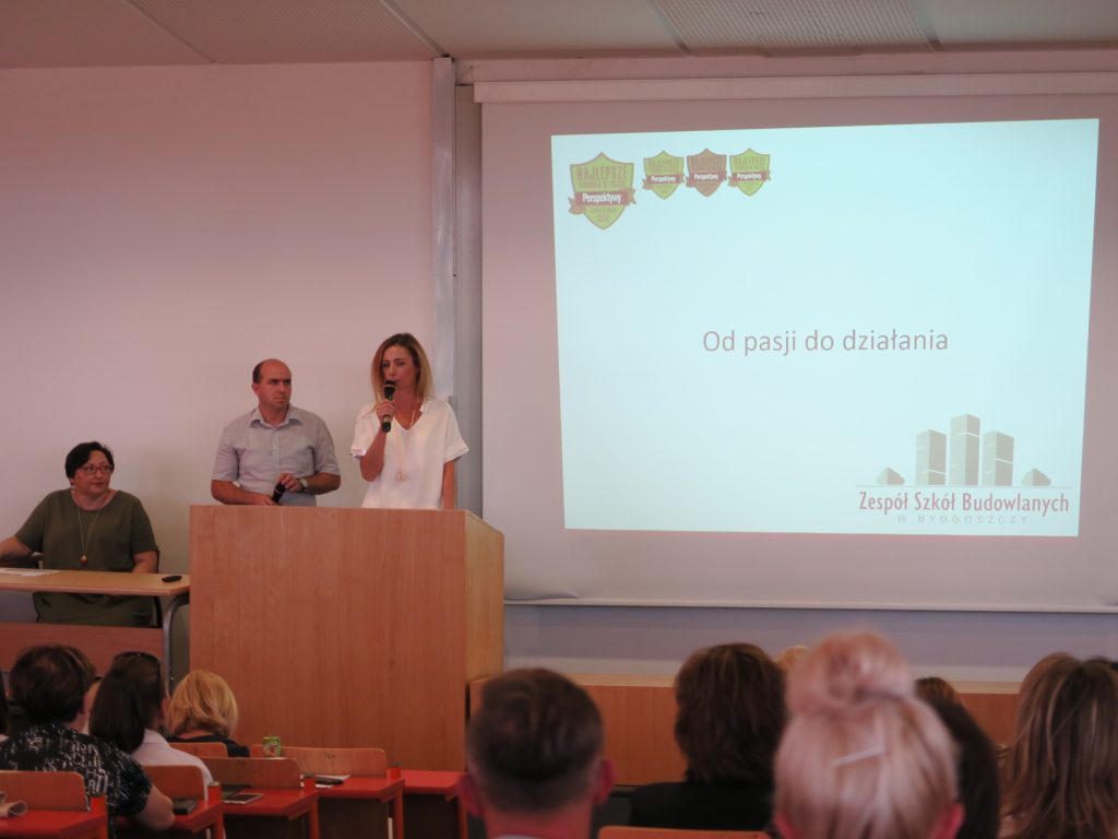 Magdalena Popielewska, dyrektor Zespołu Szkół Budowlanych, prezentuje praktykę „Od pasji do działania”