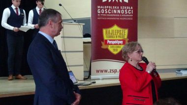 Otwarcie regionalnej konferencji "Szkoła i biznes" - pozytywny model współpracy szkoły zawodowej z pracodawcami branży hotelarsko-gastronomiczno-turystycznej przez Panią Bożenę Mayer-Gawron, Wicedyrektor Ośrodka Rozwoju Edukacji, eksperta MEN ds. ECVET i Dyrektora ZSP Małopolskiej Szkoły Gościnności im. Tytusa Chałubińskiego w Myślenicach Pana Jerzego Niedenthal