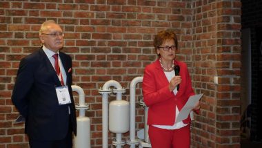 Polska premiera rekonstrukcji wynalazku Prezydenta Mościckiego z 1932 roku - dr Alicja Adamczak, prezes Urzędu Patentowego Rzeczpospolitej Polskiej i Jan Ossa, właściciel Zakładu Budowy Maszyn OSSA