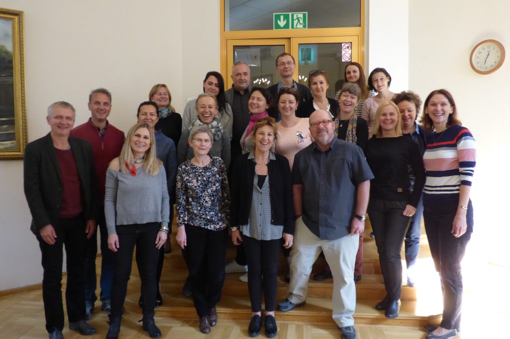 Grupa uczestników wraz z prowadzącymi warsztaty