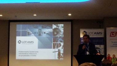wystąpienie Sławomira Błockiego-Sowińskiego, Inżyniera mechanika z firmy LOT AMS na konferencji "Lotnicze szkolnictwo techniczne a rozwój i potrzeby branży lotniczej w Polsce"