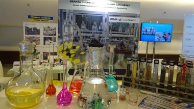 prezentacja w przestrzeni targowej stoiska Zespołu Szkół Chemicznych w Bydgoszczy