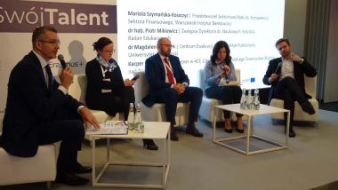 panel dyskusyjny II: "Jaki powinien być system diagnozowania zapotrzebowania na umiejętności". Od lewej: Grzegorz Miśtal prowadzący dyskusję, Magdalena Jelonek, Centrum Ewaluacji i Analiz Polityk Publicznych, Uniwersytet Jagielloński, Piotr Mikiewicz, Zastępca Dyrektora ds. Naukowych Instytutu Badań Edukacyjnych, Mariola Szymańska - Koszczyc, Przedstawiciel Sektorowej Rady ds. Kompetencji Sektora Finansowego, Warszawski Instytut Bankowości, Kacper Nosarzewski, Partner w 4CF, Członek Zarządu Polskiego Towarzystwa Studiów nad Przyszłością.