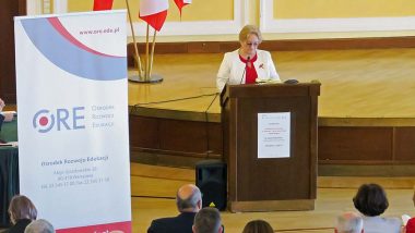 Wystąpienie Bożeny Mayer-Gawron - Wicedyrektor Ośrodka Rozwoju Edukacji podczas konferencji "Kształcenie zawodowe w czasach zaborów i w XX-leciu Polski Niepodległej"