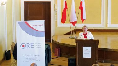 Wystąpienie Bożeny Mayer-Gawron - Wicedyrektor Ośrodka Rozwoju Edukacji podczas konferencji "Kształcenie zawodowe w czasach zaborów i w XX-leciu Polski Niepodległej"