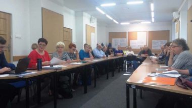 Przedstawicieli blisko 30 jednostek samorządu terytorialnego uczestniczący w specjalnym spotkaniu organizowanym wspólnie przez Ośrodek Rozwoju Edukacji i Ministerstwo Edukacji Narodowej