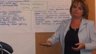 Jedna z przedstawicielek samorządów prezentuje zapisane na plakacie efekty pracy grupowej dotyczące edukacji włączającej