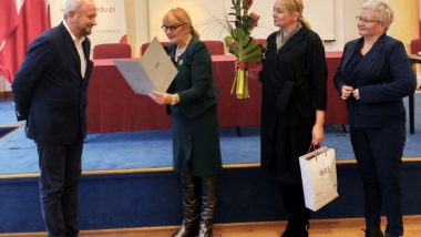 Odczytanie przez Dyrektor ORE Jadwigę Mariolę Szczypiń listu gratulacyjnego z okazji jubileuszu trzydziestopięciolecia pracy naukowej prof. Marka Konopczyńskiego. Po prawej stronie Profesora stoją Dyrektor ORE Jadwiga Mariola Szczypiń, Wicedyrektor ORE Marzenna Habib oraz Dyrektor DWKI MEN Joanna Wilewska