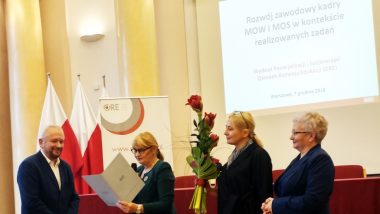 Przekazanie prof. Markowi Konopczyńskiemu listu gratulacyjnego z okazji jubileuszu trzydziestopięciolecia pracy naukowej. Po prawej stronie Profesora stoją Dyrektor ORE Jadwiga Mariola Szczypiń, Wicedyrektor ORE Marzenna Habib oraz Dyrektor DWKI MEN Joanna Wilewska
