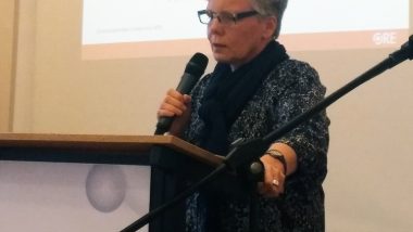 Małgorzata Kummant reprezentująca Wydział Specjalnych Potrzeb Edukacyjnych ORE prezentuje dane dotyczące edukacji włączającej