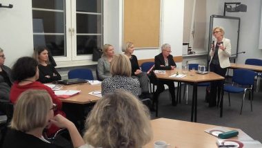 Sekretarz Stanu w MEN Marzena Machałek w trakcie dyskusji z wizytatorami ds. SPE na temat edukacji włączającej