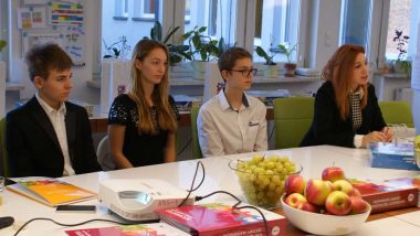 Dyrektor i uczniowie prezentują No Bell