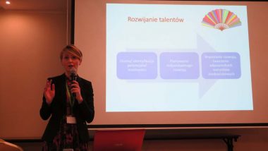 wystąpienie Moniki Zakrzewskiej, doradcy zawodowego pracującego z osobami z niepełnosprawnością