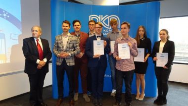 Uczniowie nagrodzeni w VII Ogólnopolskiego Konkursie „Normalizacja i ja” oraz dr inż. T. Schweitzer, Prezes PKN