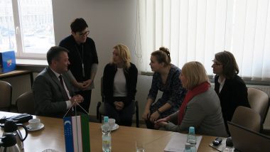 dyskusja w małej grupie z wiceministrem edukacji przedszkolnej Uzbekistanu