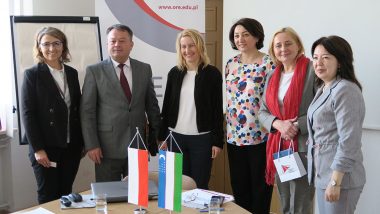 grupa przedstawicieli gości i gospodarzy spotkania