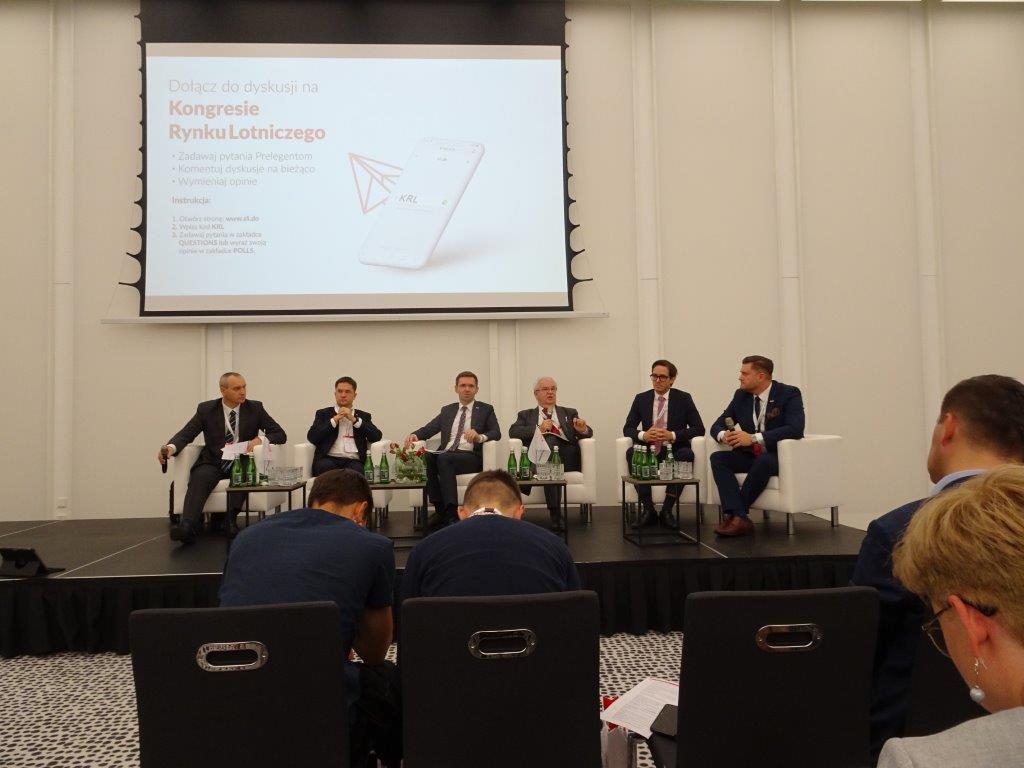 Moderator – dr inż. Tomasz Balcerzak, Politechnika Śląska oraz uczestnicy debaty strategicznej: Sławomir Facon, Dyrektor, Biuro Zarządzania Zasobami Ludzkimi i Administracji, LOT Aircraft Maintenance Services Sp. z o.o., HR Influencers; Michał Fijoł, Członek Zarządu ds. Handlowych, Polskie Linie Lotnicze LOT S.A.; Mikołaj Jarkowski, Kierownik Zakładu Aerodynamiki, Sieć Badawcza Łukasiewicz - Instytut Lotnictwa; Bogdan Kruszakin, Kierownik, Wydział Edukacji dla Rynku Pracy, Ośrodek Rozwoju Edukacji; Marcin Opaliński, Prezes Zarządu, LS Airport Services oraz LS Technics.