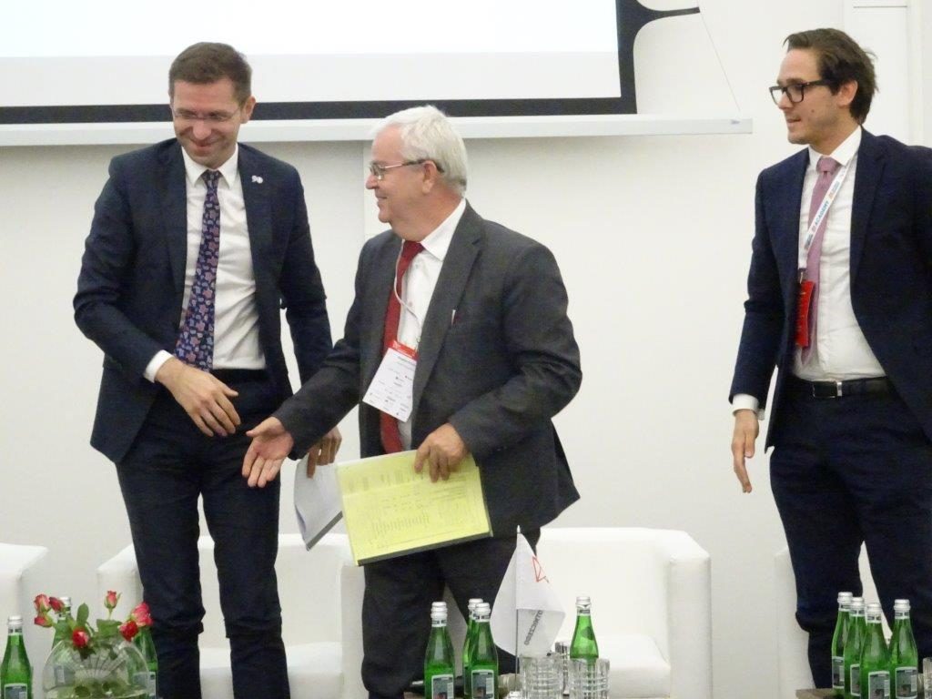 Od lewej: Michał Fijoł, Członek Zarządu ds. Handlowych, Polskie Linie Lotnicze LOT S.A.; Bogdan Kruszakin, Kierownik, Wydział Edukacji dla Rynku Pracy, Ośrodek Rozwoju Edukacji; Mikołaj Jarkowski, Kierownik Zakładu Aerodynamiki, Sieć Badawcza Łukasiewicz - Instytut Lotnictwa