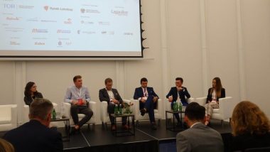 Moderator - Jędrzej Puzyński, Dyrektor programowy, Zespół Doradców Gospodarczych TOR oraz uczestnicy debaty podsumowującej: Doris Antczak, Studenckie Koło Naukowe Rynku Lotniczego, Uniwersytet Ekonomiczny w Poznaniu; Igor Chrostowski, We Love Aviation Polish Group; Sebastian Grochala, Manager ds. Komunikacji i Marketingu, Rzecznik Prasowy LS Airport Services oraz LS Technics; Jakub Linda, PR & Marketing Manager, LINETECH; Adam Miśkiewicz, Przewodniczący, Studenckie Koło Naukowe Transportu Lotniczego, Wydział Transportu Politechniki Warszawskiej; Zuzanna Rajczowska, Akademicki Klub Lotniczy (Międzywydziałowe Koło Naukowe), Uniwersytet im. Adama Mickiewicza w Poznaniu.