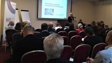 Marzenna Habib pełniąca obowiązki Dyrektor Ośrodka Rozwoju Edukacji rozpoczyna spotkanie zespołu ekspertów branżowych