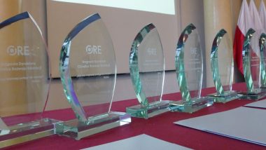 Statuetki dla nagrodzonych szkół i pracodawców