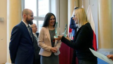 Krzysztof Gołąb, Dyrektor Wykonawczy Multiprojekt Automatyka Sp. z o.o. oraz Barbara Szymoniak, Dyrektor Zespołu Szkół Mechanicznych nr 1 im. Szczepana Humberta w Krakowie odbierają statuetki z rąk Marzenny Habib, Dyrektor Ośrodka Rozwoju Edukacji