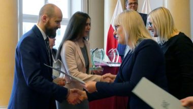 Krzysztof Gołąb, Dyrektor Wykonawczy Multiprojekt Automatyka Sp. z o.o. oraz Barbara Szymoniak, Dyrektor Zespołu Szkół Mechanicznych nr 1 im. Szczepana Humberta w Krakowie odbierają statuetki z rąk Marzenny Habib, Dyrektor Ośrodka Rozwoju Edukacji oraz Marianny Brzozowskiej-Skwarek, Naczelnika Departamentu Strategii, Kwalifikacji i Kształcenia Zawodowego Ministerstwa Edukacji Narodowej