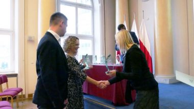 Dorota Stefaniak, dyrektor Zespołu Szkół Edukacji Technicznej w Łodzi odbiera statuetkę z rąk Marzenny Habib, dyrektora Ośrodka Rozwoju Edukacji