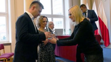 Marcin Pryca, dyrektor handlowy F&F Filipowski odbiera statuetkę z rąk Marzenny Habib, dyrektora Ośrodka Rozwoju Edukacji