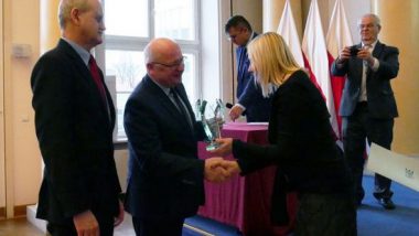 Marzenna Habib – Dyrektor Ośrodka Rozwoju Edukacji wręcza statuetkę Janowi Palaczowi, Dyrektorowi Zespołu Szkół im. Józefa Nojego w Czarnkowie