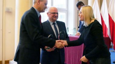 Marzenna Habib – Dyrektor Ośrodka Rozwoju Edukacji wręcza statuetkę Mirosławowi Mantajowi, Kierownikowi Działu Kadr Steico Sp. z o.o.