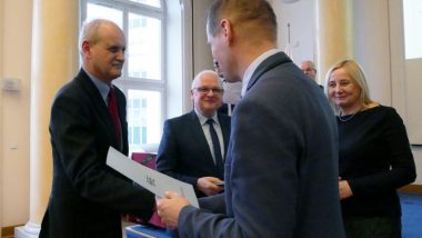 Krzysztof Wiśniewski – Mazowiecki Wicekurator Oświaty gratuluje nagrodzonym: Mirosławowi Mantajowi, Kierownikowi Działu Kadr Steico Sp. z o.o. oraz Janowi Palaczowi, Dyrektorowi Zespołu Szkół im. Józefa Nojego w Czarnkowie