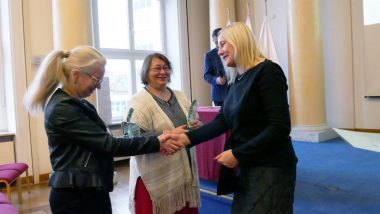 Małgorzata Kukuła-Jasińska wicedyrektor Zespołu Szkół Technicznych oraz Renata Stępień – dyrektor Zespołu Szkół Technicznych w Gorlicach odbierają statuetkę z rąk Marzenny Habib – p.o. dyrektora Ośrodka Rozwoju Edukacji