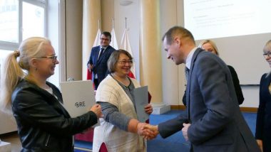 Małgorzata Kukuła–Jasińska, wicedyrektor Zespołu Szkół Technicznych w Gorlicach oraz Renata Stępień, dyrektor Zespół Szkół Technicznych w Gorlicach przyjmują gratulacje od Krzysztofa Wiśniewskiego – Mazowieckiego Wicekuratora Oświaty