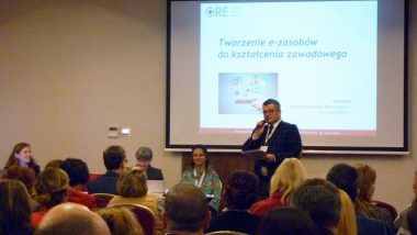 Tomasz Madej Wicedyrektor Ośrodka Rozwoju Edukacji otwiera spotkanie ekspertów branżowych