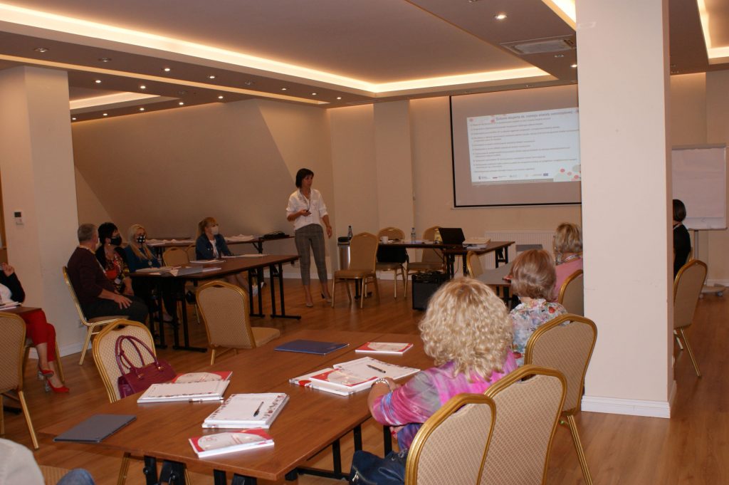 Zajęcia warsztatowe w ramach szkolenia dla ekspertów ds. rozwoju oświaty samorządowej. Grupa samorządowców z powiatów na zajęciach z trenerem p. Anna Pawełas