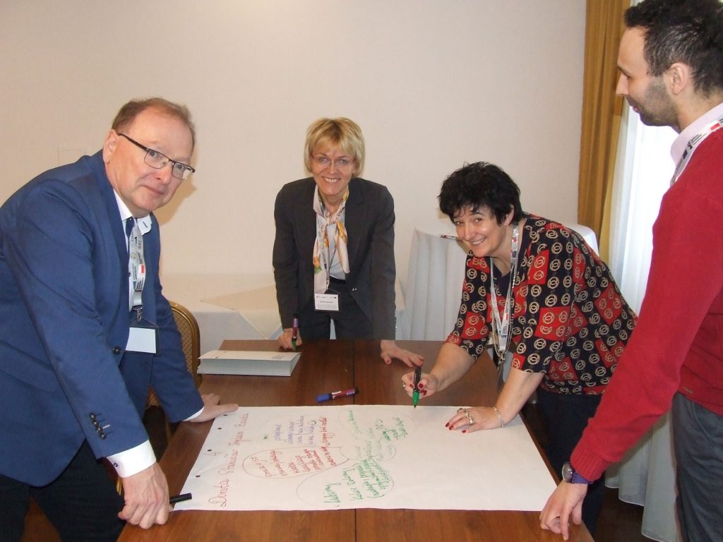 Szkolenie dla ekspertów ds. rozwoju oświaty samorządowej. Praca w grupach – dyskusja samorządowców. Wspólne poszukiwanie odpowiedzi na pytanie: co nas łączy?