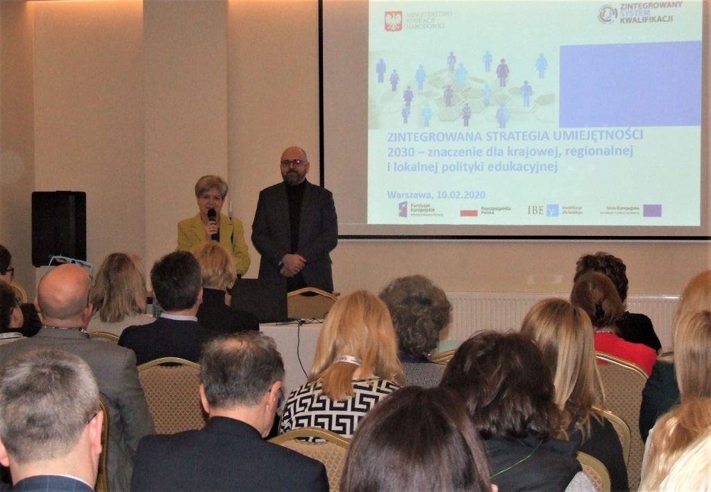 W ramach szkolenia dla ekspertów ds. rozwoju oświaty samorządowej wykład p. prof. Piotra Mikiewicza nt. "Zintegrowana Strategia Umiejętności – znaczenie dla krajowej, regionalnej i lokalnej polityki edukacyjnej" Na zdjęciu p. prof. Piotr Mikiewicz i kierownik projektu p. Dorota Jastrzębska