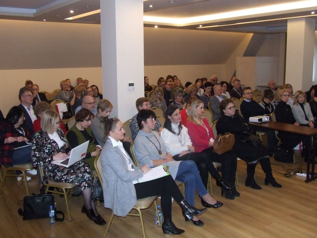 W ramach szkolenia dla ekspertów ds. rozwoju oświaty samorządowej wykład p. prof. Piotra Mikiewicza nt. "Zintegrowana Strategia Umiejętności – znaczenie dla krajowej, regionalnej i lokalnej polityki edukacyjnej" Na zdjęciu uczestniczący w wykładzie samorządowcy.